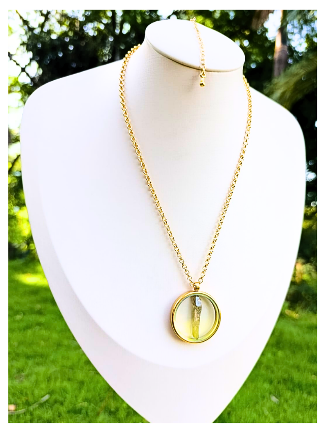 Andaluzita Viridina Raro Cristal Hialino - Pingente Medalhão Imagem e Colar Ouro 18k Banho
