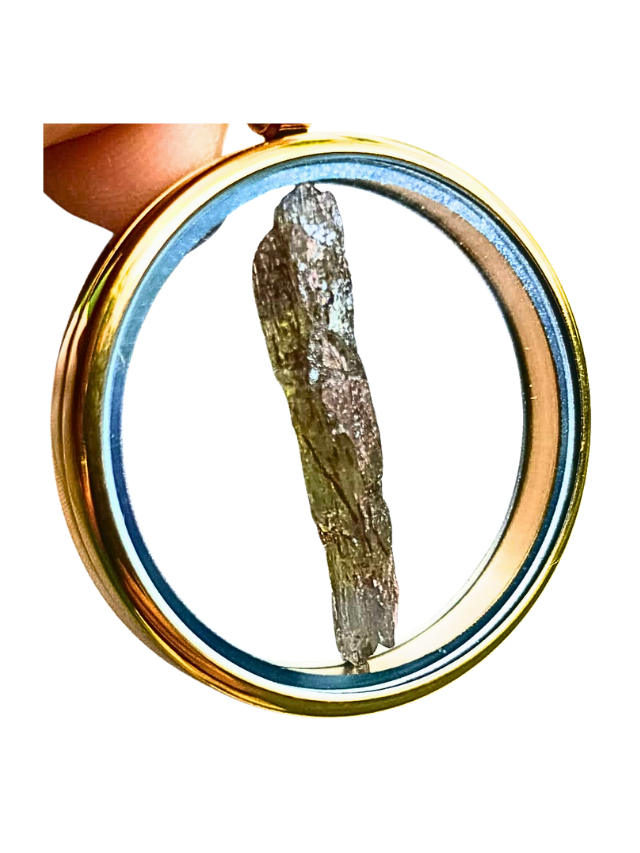 Andaluzita Viridina Raro Cristal Hialino - Pingente Medalhão Imagem e Colar Ouro 18k Banho