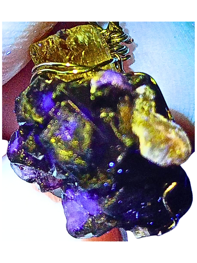 Heliodoro (Berilo Amarelo) EXTRA e Scheelita Roxa Fluorescente - Pingente Artesanal & Colar Ródio Branco